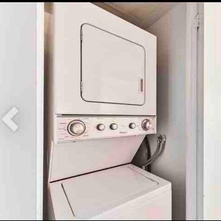 Appartamento Beautiful Unit In Heart Of Downtown Toronto Esterno foto