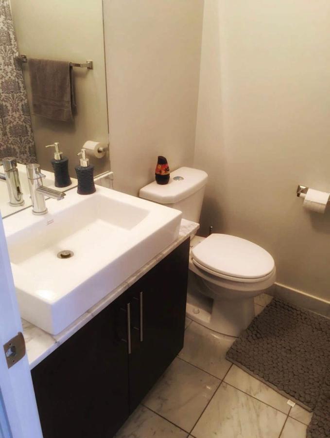 Appartamento Beautiful Unit In Heart Of Downtown Toronto Esterno foto